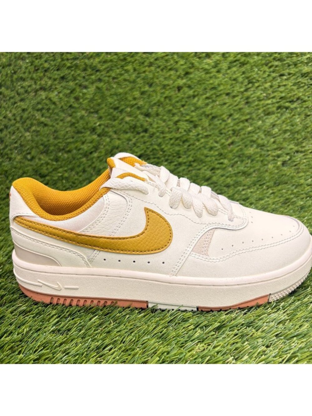 Nike Gamma Force Womens Size 6.5 Ivory Brown Athletic Leather Shoes Sneakers